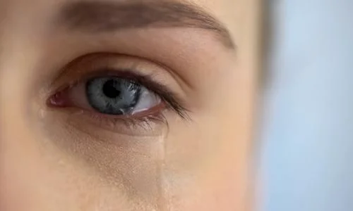 أهم تأويلات ابن سيرين لتفسير الحلم بشخص يبكي في الحلم