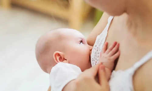 أهم تفسيرات رؤية الرضاعة من الثدي في المنام لابن سيرين وكبار العلماء