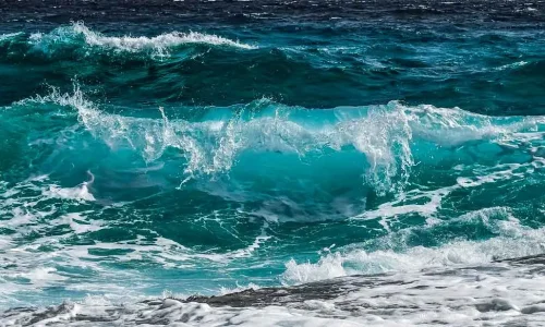 أهم 20 تفسير لرؤية  السباحة في البحر الهائج في المنام لابن سيرين