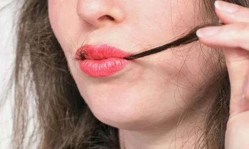 تأويلات ابن سيرين لتفسير رؤية الشعر في الوجه في المنام للعزباء