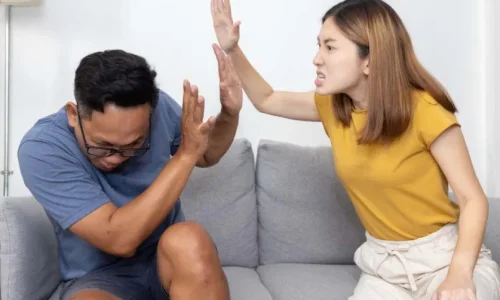 تعرف على تفسير رؤية الضرب على البطن في المنام للمتزوجه لابن سيرين
