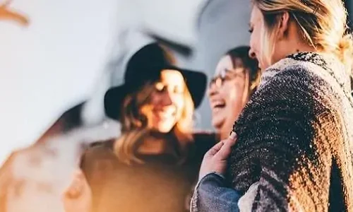 أهم 20 تفسير لرؤية الصديقات في المنام للعزباء لابن سيرين