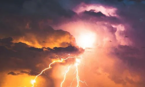 اعرف أكثر عن تفسير رؤية الصاعقه في المنام لابن سيرين وكبار العلماء