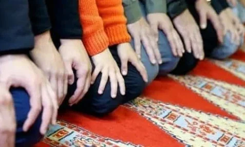 ما هو تفسير رؤية الصلاة بجانب رجل في المنام لابن سيرين؟