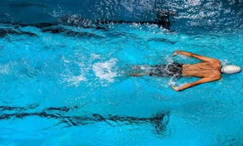 ما هو تفسير رؤية العوم في البحر في المنام لابن سيرين؟