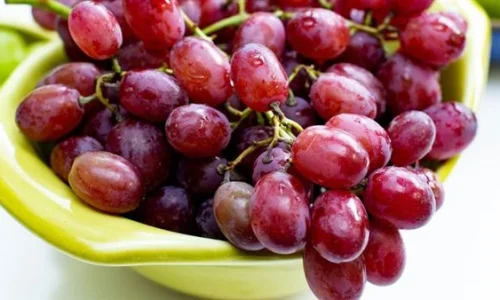ما هو تفسير رؤية العنب الأحمر في المنام للرجل لابن سيرين؟