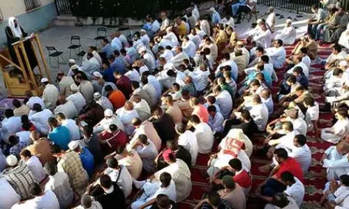 أهم تفسيرات رؤية الصلاة خلف الامام في المنام لابن سيرين