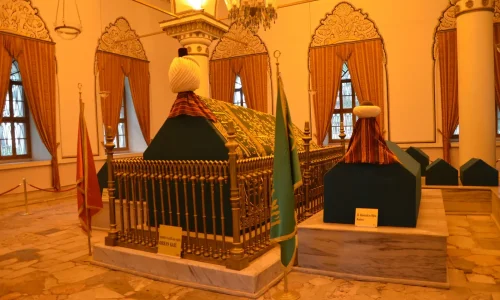أهم 20 تفسير لرؤية الصلاة عند قبر الرسول في المنام لابن سيرين وكبار العلماء