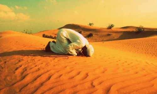 ما هو تفسير حلم الصلاة على التراب في المنام لابن سيرين وكبار العلماء؟