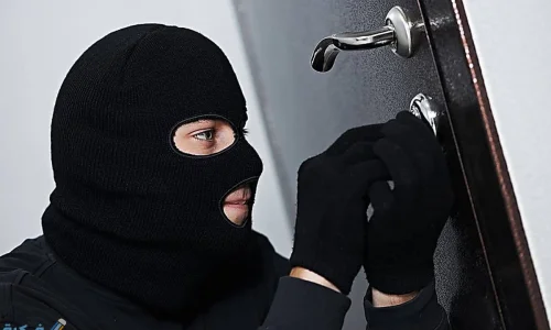 أهم 50 تفسير لرؤية القبض على السارق في المنام للرجل لابن سيرين