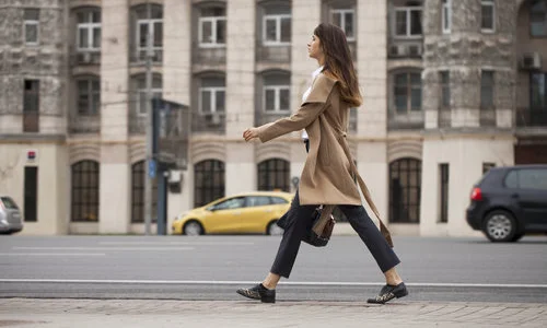 ما تفسير رؤية المشي على الرصيف في المنام للعزباء؟