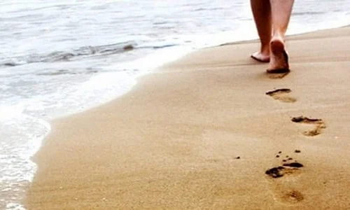 ما هو تفسير رؤية المشي على رمل البحر في المنام للعزباء؟