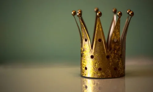 تفسير رؤية الملكة في المنام للرجل لابن سيرين