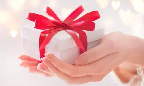 تفسير رؤية الهدايا في المنام للمطلقة لابن سيرين