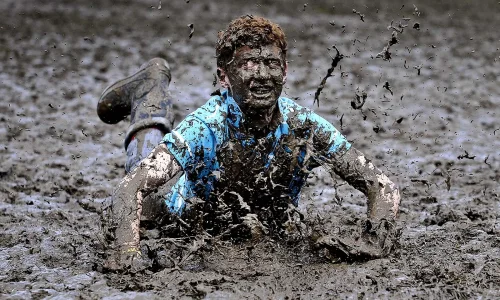 ما هو تفسير حلم الوقوع في الطين في المنام لابن سيرين ؟