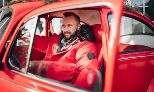 تفسير حلم سيارة حمراء قديمة في المنام لابن سيرين