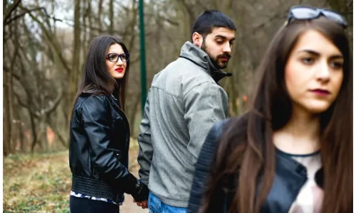 تفسير حلم زوجي ينظر لغيري في المنام لابن سيرين