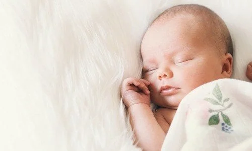 تفسير رؤية الطفل الذكر في المنام للعزباء