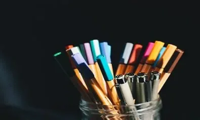 تفسير رؤية الأقلام الملونة في المنام للمتزوجة لابن سيرين