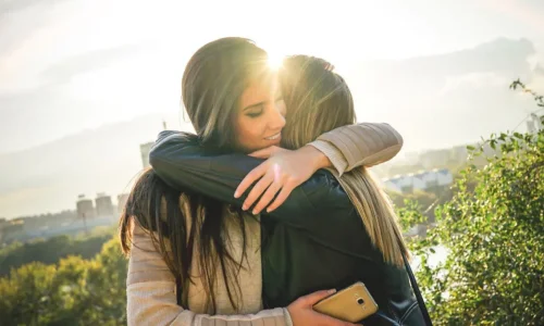 أهم تفسيرات رؤية الأخت بالمنام لابن سيرين