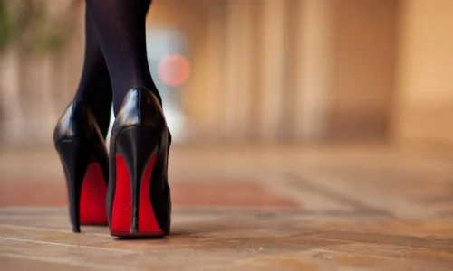 ما تفسير رؤية الكعب الأسود في المنام للعزباء لابن سيرين؟