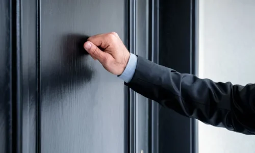 ما هو تفسير حلم طرق الباب بقوة في المنام لابن سيرين؟