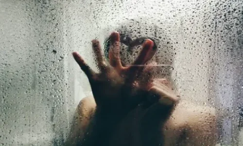 ما هو تفسير رؤية المرأة شبه العارية في المنام لابن سيرين؟