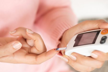 أعراض هبوط السكر المفاجئ وهل الجوع يسبب هبوط السكر؟