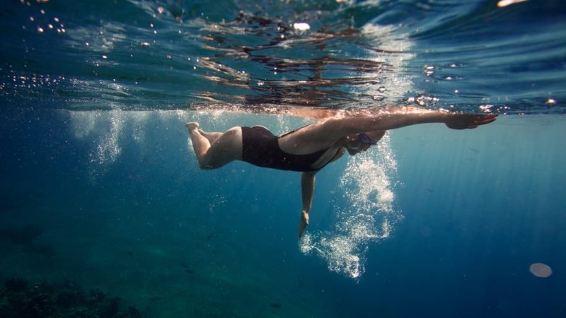 السباحة في المنام