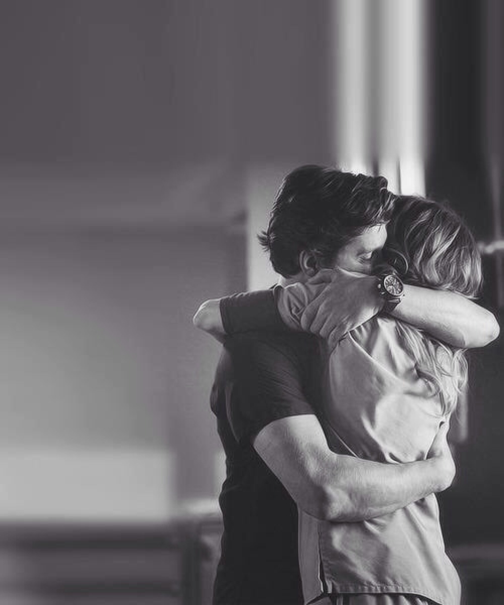 تفسير رؤية الحضن من الخلف في المنام لابن سيرين