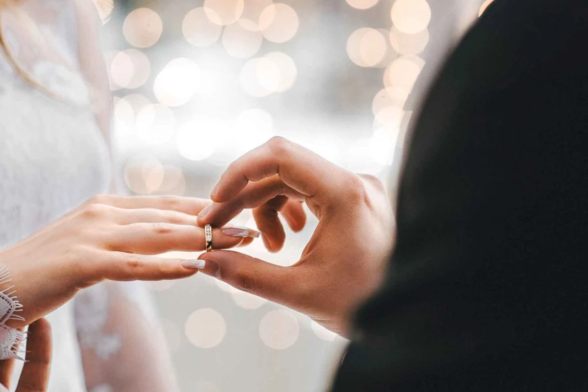 اعرف تفسير حلم الخطوبة للعزباء لابن سيرين