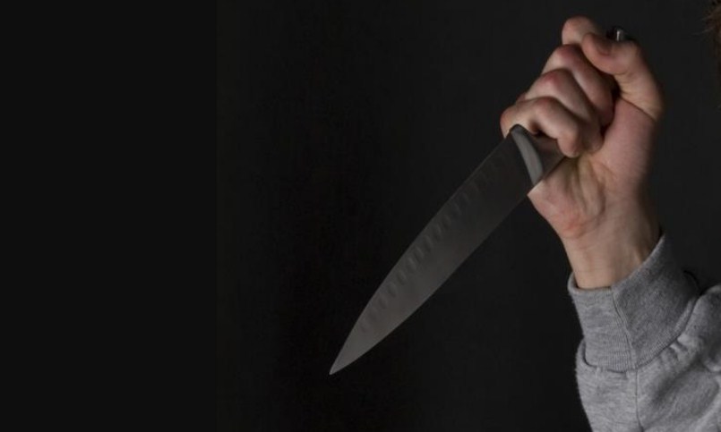 تفسير حلم الطعن بالسكين في الجنب وما تفسير حلم شخص يجرحني بالسكين في يدي؟