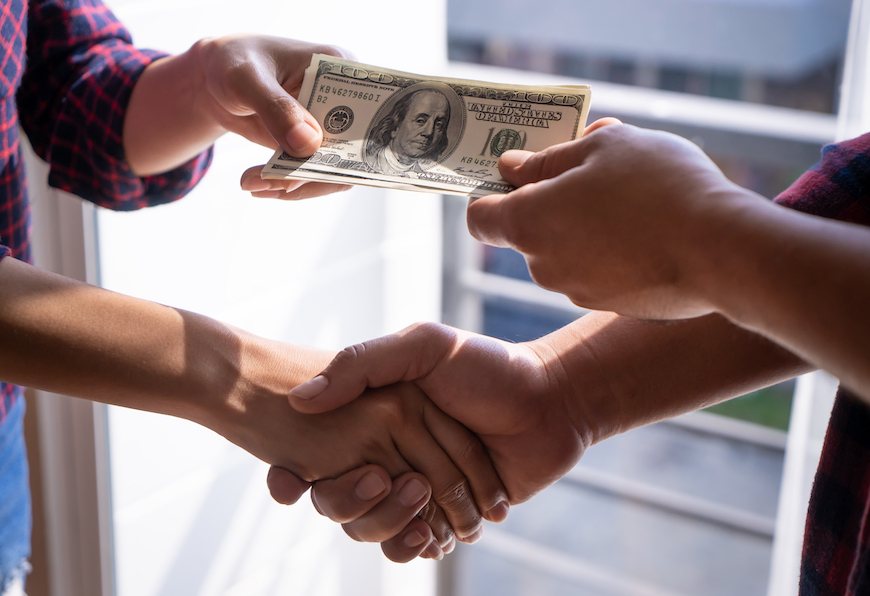 تفسير حلم شخص يعطيك فلوس وما تفسير حلم عمي يعطيني فلوس؟ 