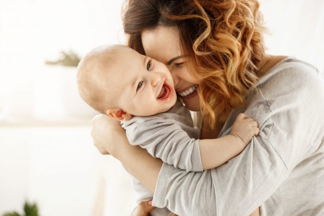 تفسير رؤية الأم لابنها في المنام لابن سيرين