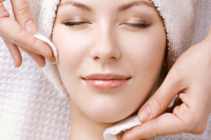 هل غسول الوجه يزيل المكياج؟