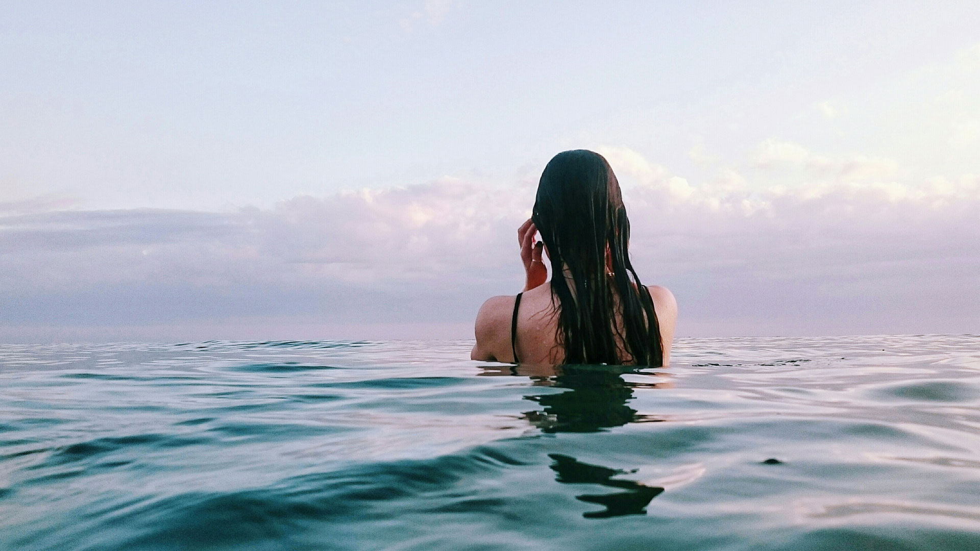 ما تفسير حلم السباحة في البحر