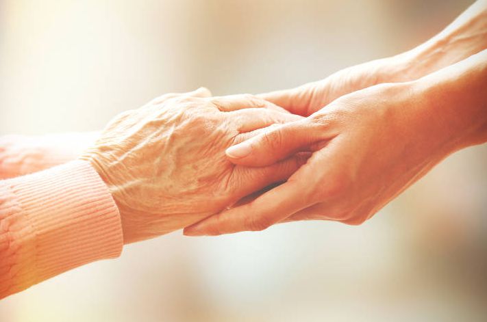 حلمت اني اسلم على ميت