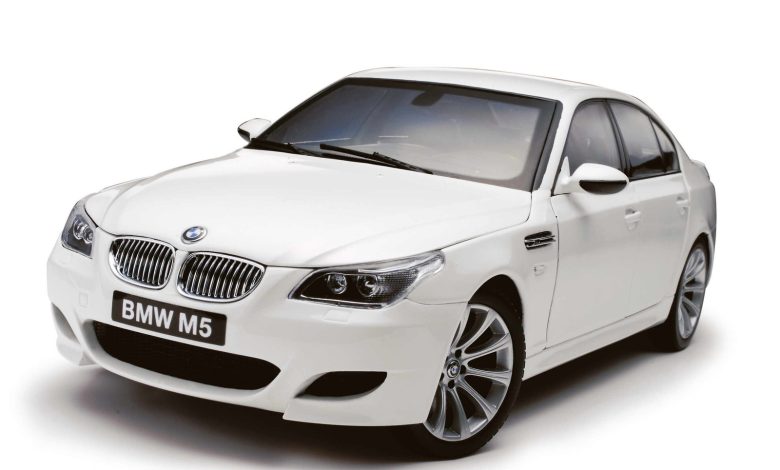 السيارة البيضاء في المنام ورؤية شخص اعرفه يقود سيارة بيضاء في المنام