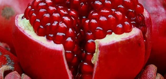 اعرف تفسير رؤية أكل الرمان في المنام لابن سيرين