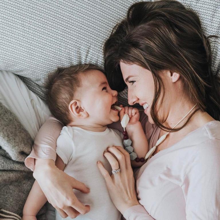 ما هو تفسير حلم طفل رضيع بين يديك للعزباء؟