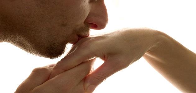 رمز تقبيل اليد في المنام لابن سيرين وكبار المفسرين