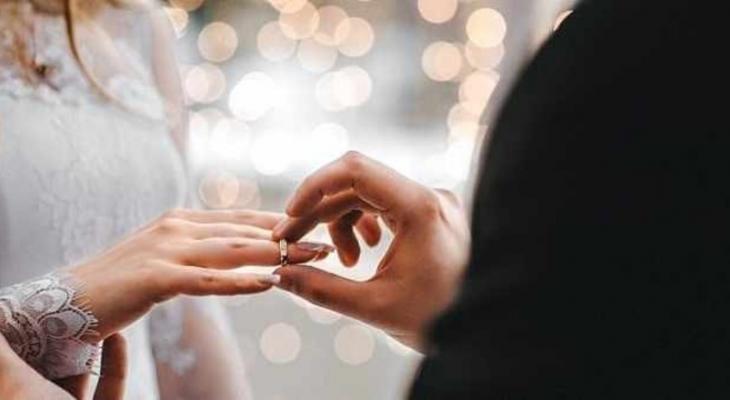 حلمت اني تزوجت وانا متزوجة من رجل لا اعرفه