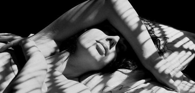 رؤية شخص في المنام بشكل متكرر للعزباء