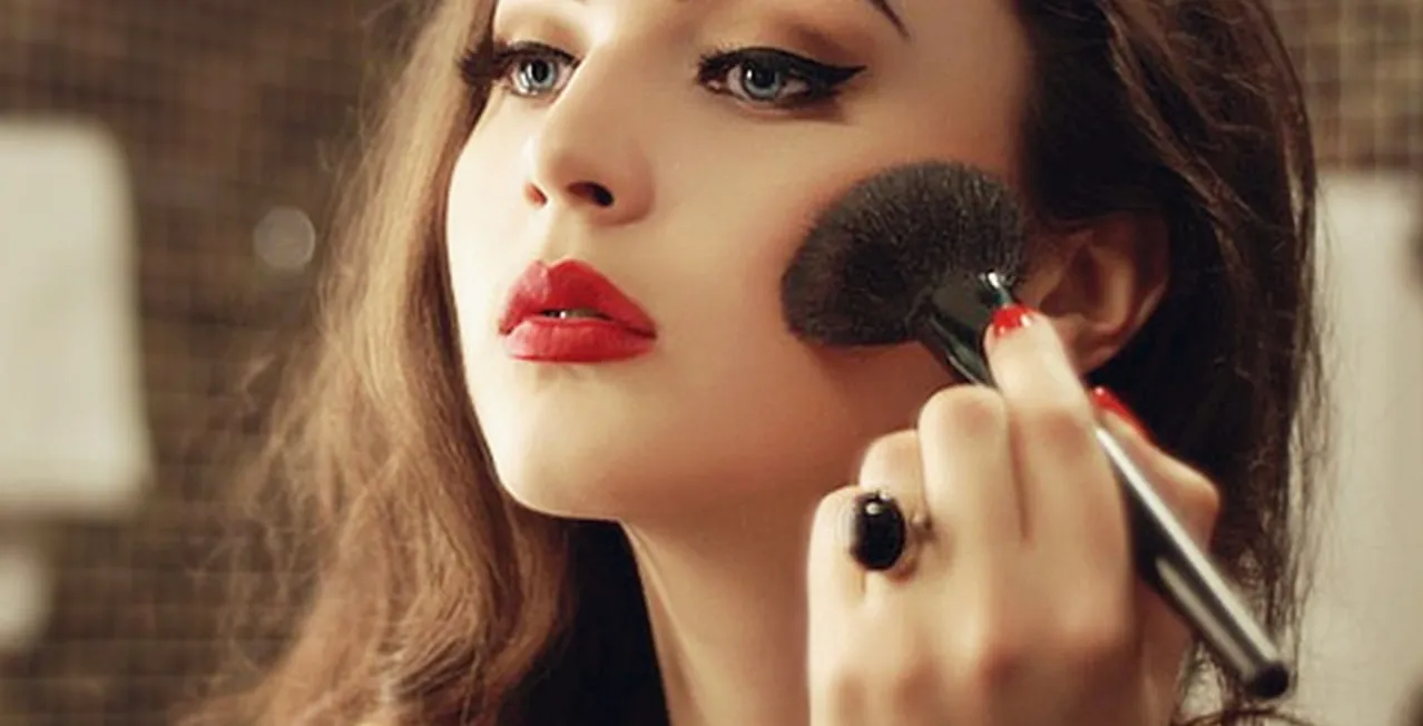 ما هو تفسير رؤية وضع المكياج في المنام بشارة خير للمتزوجة لابن سيرين؟