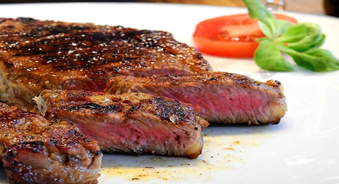 اعرف أكثر تفسير رؤية قطع اللحم النيء في المنام للمتزوجة لابن سيرين