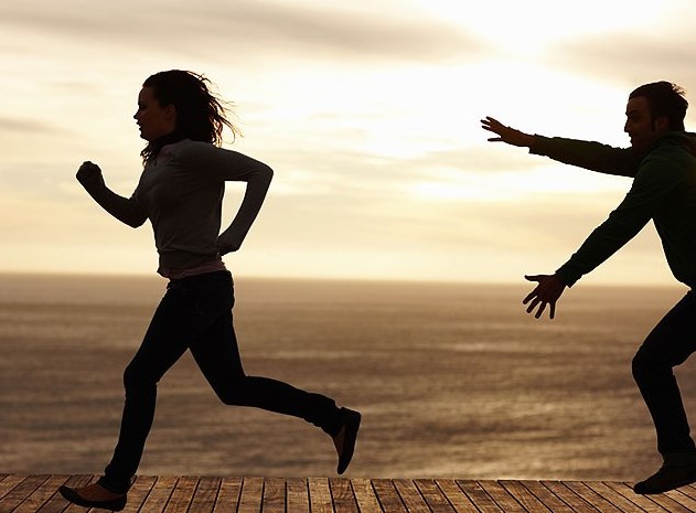 تفسير حلم شخص اعرفه يلاحقني وأنا اهرب