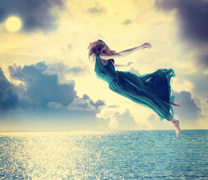 حلمت أني أطير وأرتفع عن الأرض