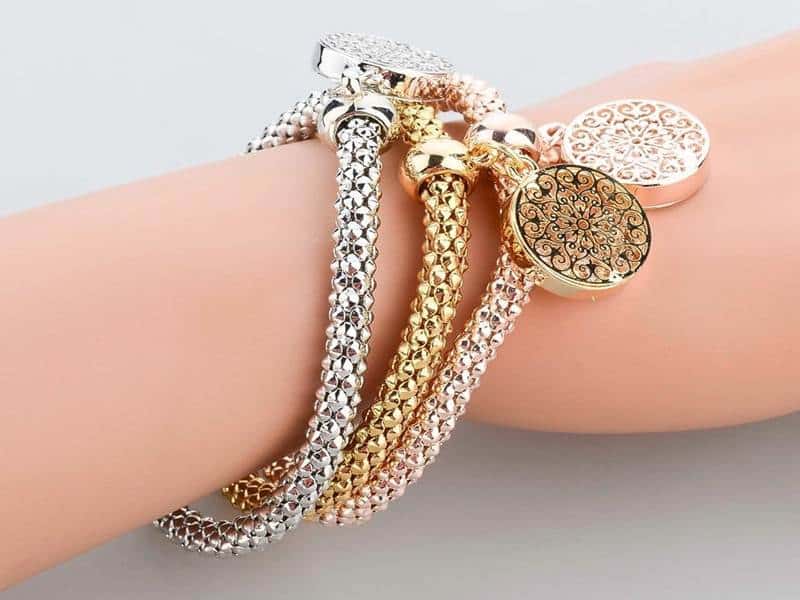 حلمت اني لابسة اثنين غوايش ذهب للمتزوجة