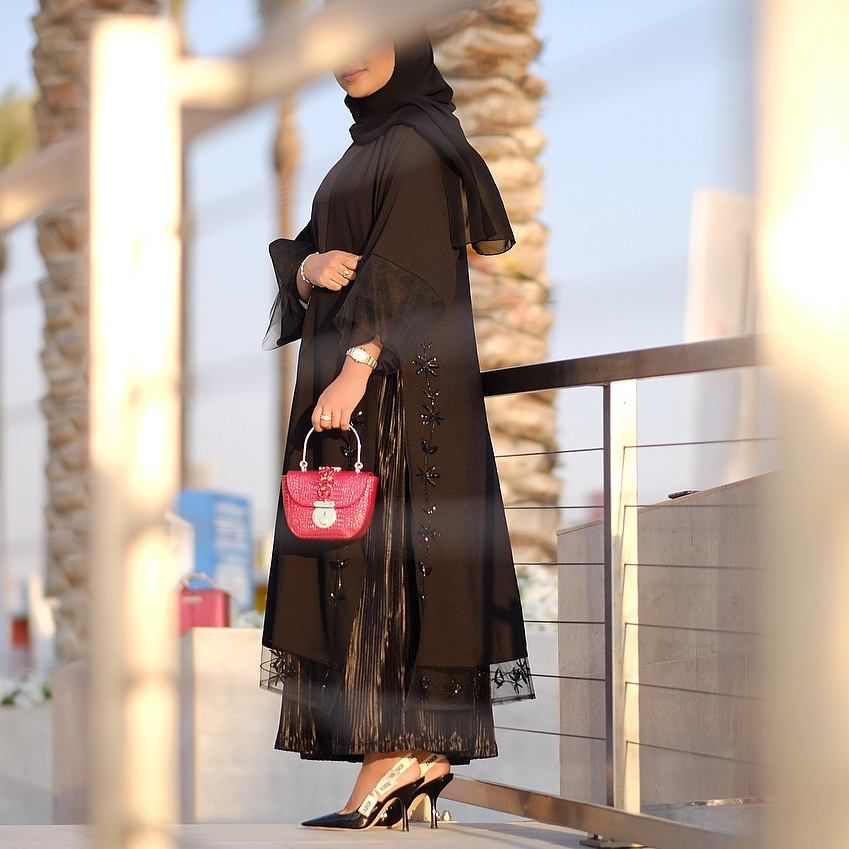 لبس العباءة في المنام ولبس العباءة والانتظار في المنام