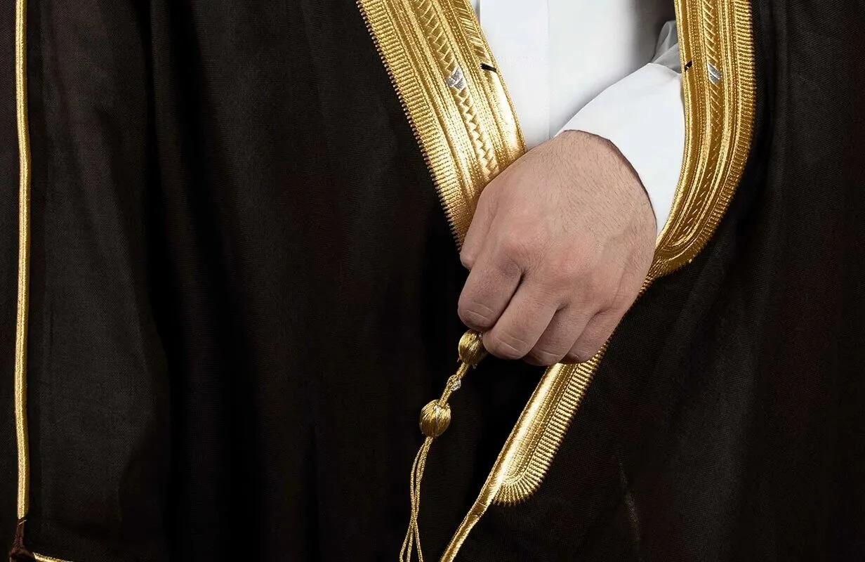 تعرف على تفسير رؤية رجل لابس بشت في المنام لابن سيرين